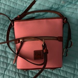Dooney & Bourke crossbody in pale pink